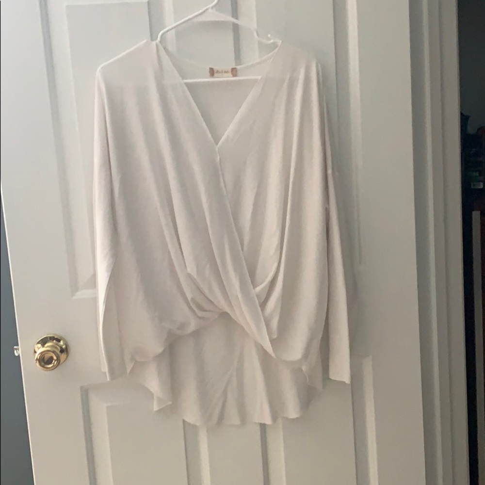 Very light white sweater size L